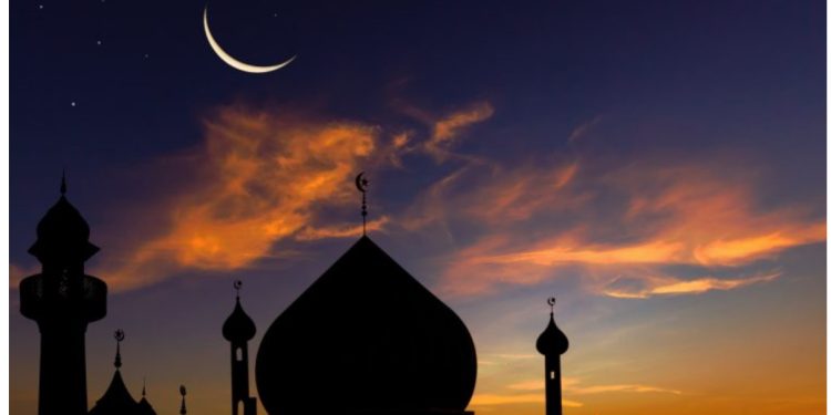 “Vlen sa njëmijë muaj”, sonte myslimanët festojnë Natën e Kadrit