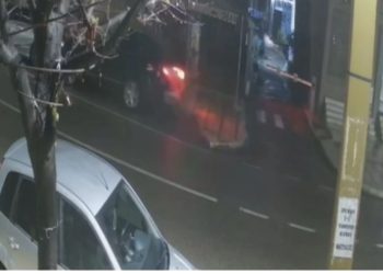 Aksident në Durrës, 22-vjeçarja humb kontrollin, shpëtojnë këmbësorët