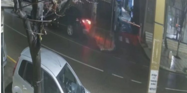 Aksident në Durrës, 22-vjeçarja humb kontrollin, shpëtojnë këmbësorët