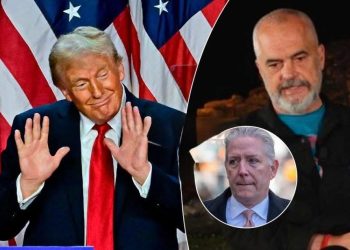 Firmosja e urdhrit ekzekutiv/ Trump urdhëron FBI-në të hapë dokumentet e hetimit për ‘ndikimin’ Rus, dosja në të cilën gjendet edhe miku i Ramës, McGonigal