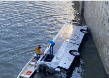 Itali/ Autobusi i tureve turistike bie në lumë, vdes shoferi