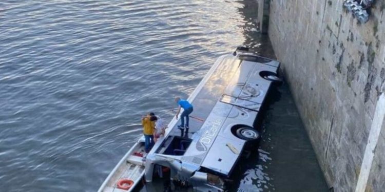 Itali/ Autobusi i tureve turistike bie në lumë, vdes shoferi
