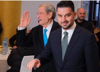 Berisha uron Natën e Kadrit mes besimtarëve në Kavajë: 26 marsi u bë gjithashtu simbol i qëndresës për liri