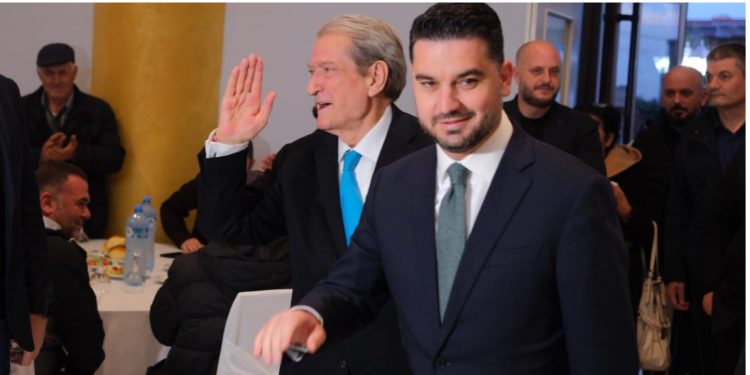 Berisha uron Natën e Kadrit mes besimtarëve në Kavajë: 26 marsi u bë gjithashtu simbol i qëndresës për liri