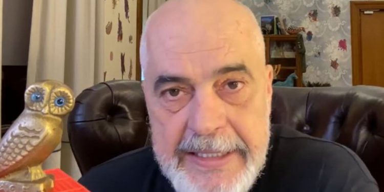 “Me Lulin kur e keni lënë për foto?”, Rama i përgjigjet komentuesit: Fizikisht nuk puqemi por zemrën e kemi të lidhur