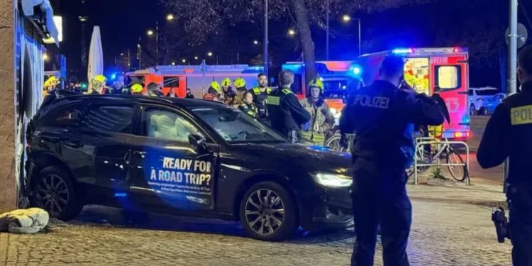 Makina përplaset me turmën, raportohet për të plagosur në Berlin