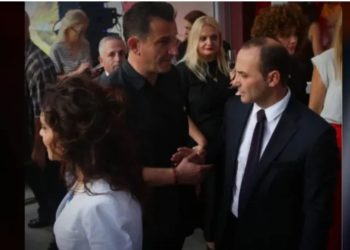 Fotoja me Veliajn “i hapi telashe” gjyqtarit! Gjykata Kushtetuese shtyn seancën për Gerd Hoxhën, thirret si palë e tretë edhe KLGJ