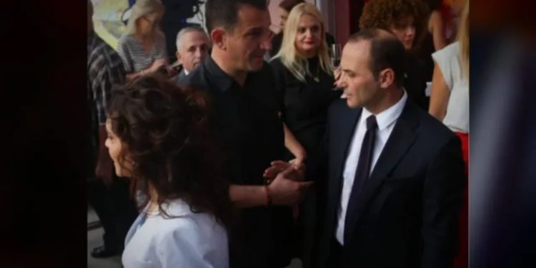 Fotoja me Veliajn “i hapi telashe” gjyqtarit! Gjykata Kushtetuese shtyn seancën për Gerd Hoxhën, thirret si palë e tretë edhe KLGJ