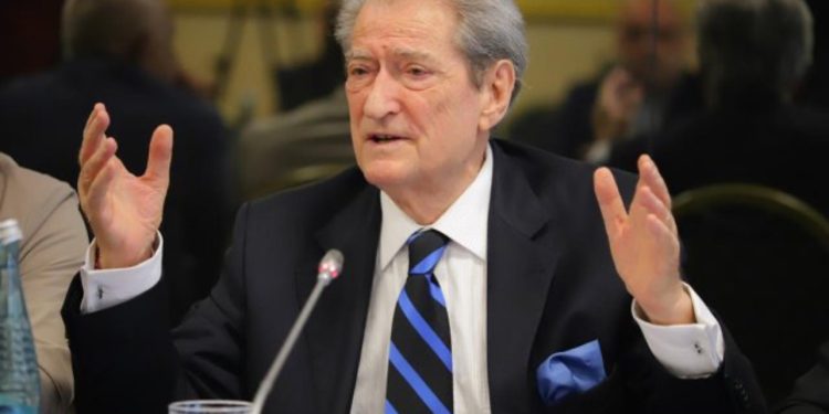 Berisha prezanton programin e biznesit: Taksë e sheshtë 10%, ulje e detyrimit të sigurimeve shoqërore, TVSH zbret në 15%