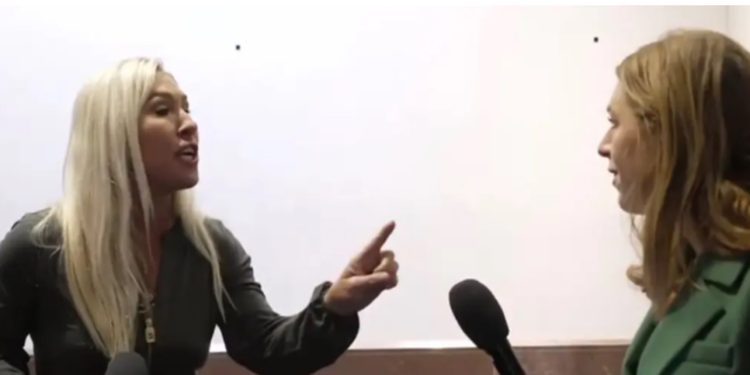 VIDEO/ Kongresmenja amerikane “poshtëron” gazetaren britanike: Kthehuni në vendin tuaj, nuk më interesojnë lajmet e tua