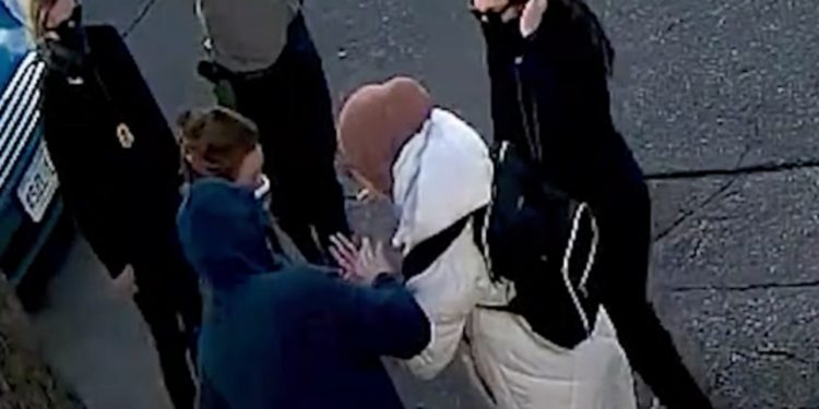 Videoja virale që po trondit SHBA-të/ Studentja turke u arrestua në rrugë nga agjentët e ICE, kishte qëndrime pro Palestinës