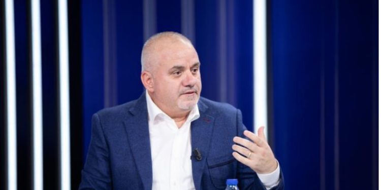 “Një vit para zgjedhjeve iu çoi formularin e OFL”/ Gazetari Artan Hoxha: Krimi i organizuar i ka dhënë disa deputetë Ramës