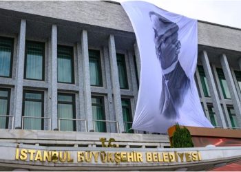 Kryebashkiaku i Stambollit në paraburgim, arrestohet edhe avokati i tij