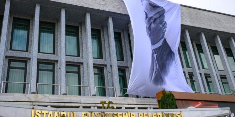 Kryebashkiaku i Stambollit në paraburgim, arrestohet edhe avokati i tij