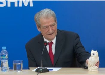 “Ky është simbol i i mençurisë dhe vendimit”, Berisha shfaqet me “bufin” në konferencë: Injoranca e Edi Ramës nuk është argument