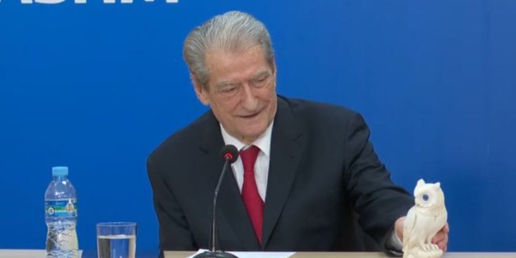 “Ky është simbol i i mençurisë dhe vendimit”, Berisha shfaqet me “bufin” në konferencë: Injoranca e Edi Ramës nuk është argument