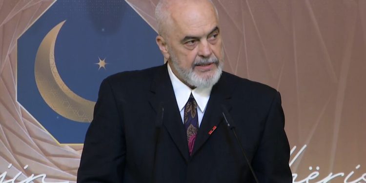 LIVE- Rama shtron iftar për besimtarët: Myslimanët e Shqipërisë nuk janë problem, por vlerë e shtuar