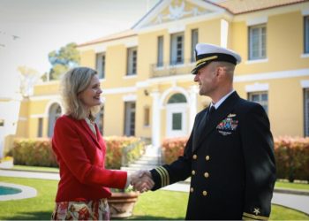 Nancy VanHorn uron komandantin Alban Dervishi: Ta bëjmë Amerikën më të fortë