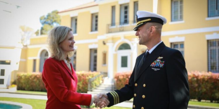 Nancy VanHorn uron komandantin Alban Dervishi: Ta bëjmë Amerikën më të fortë