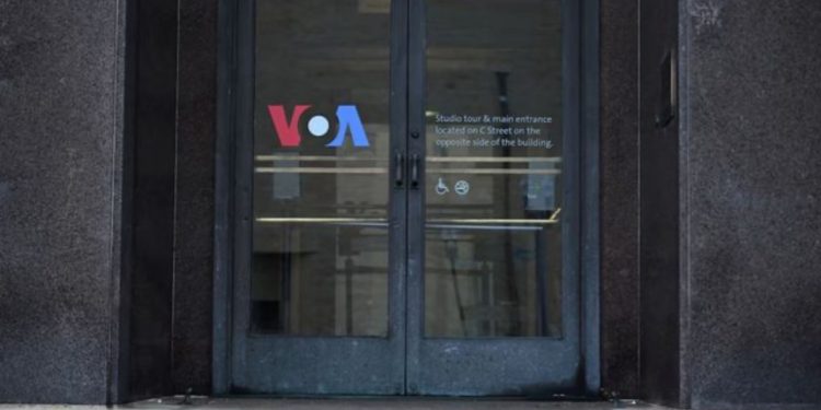 Gjykatësi amerikan bllokon përkohësisht administratën e Trump për shkarkimin e stafit të Zërit të Amerikës