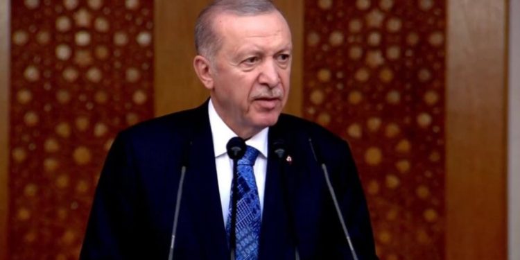 Protestat godasin Erdogan “te pika e dobët”, shembet lira turke, nuk shpëton turizmi