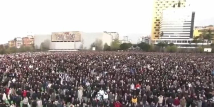 Pas një muaji agjërimi, besimtarët myslimanë festojnë sot Fitër Bajramin