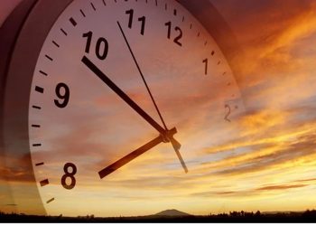 Sot është rikthyer ora verore, akrepat kanë shkuar 60 minuta para