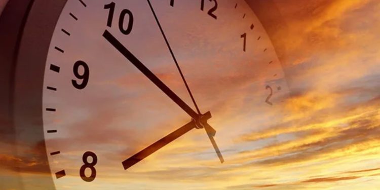 Sot është rikthyer ora verore, akrepat kanë shkuar 60 minuta para