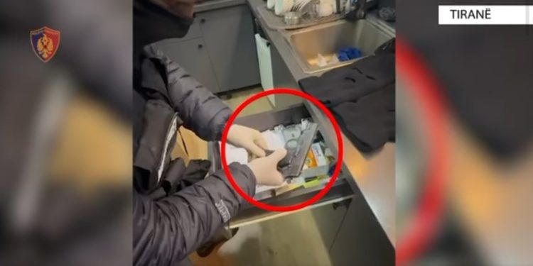 EMRAT/ Kishin përshtatur lokalin për veprimtari kriminale, arrestohet punonjësi, në kërkim pronari