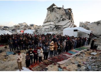 Palestinezët në Gazë e kremtojnë Fitër Bajramin me mungesë ushqimi dhe me një luftë që vijon