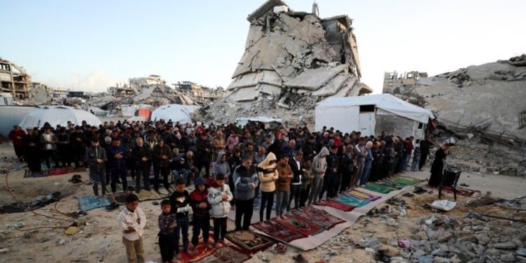 Palestinezët në Gazë e kremtojnë Fitër Bajramin me mungesë ushqimi dhe me një luftë që vijon