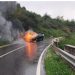Momente paniku, kur automjeti përfshihet nga flakët në Qafën e Muzinës/ Nuk ka të lënduar, ja çfarë dyshohet 