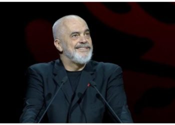 “Ti i martuar je?”, Rama batuta me të riun në Athinë: E dashuron atë vajzën që ke në krah apo nuk ja ke thënë akoma? Ajo do pranojë, e shoh në sy