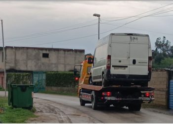 Hajdutët grabisin kasafortën e biznesit me furgon, bien në kanal