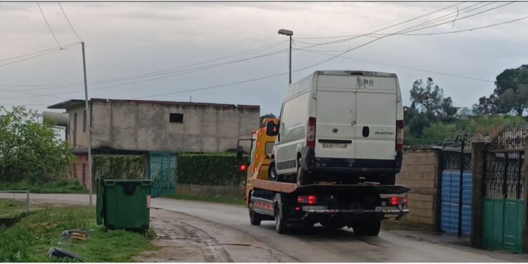 Hajdutët grabisin kasafortën e biznesit me furgon, bien në kanal