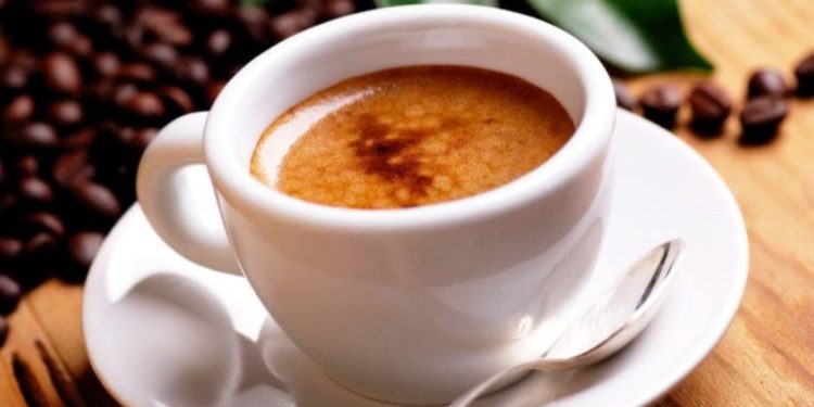 Cila është koha më e mirë për të pirë kafe? Ja çfarë thonë ekspertët