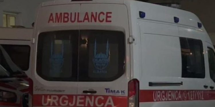 E rëndë në Sarandë/ Burri plagos me thikë bashkëshorten, gruaja dërgohet me urgjencë në spital