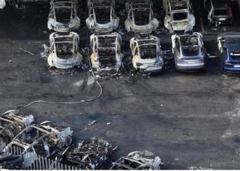 Romë/ Dyqani i Tesla-s përfshihet nga flakët, 16 makina të shkatërruara! Elon Musk: Është terrorizëm