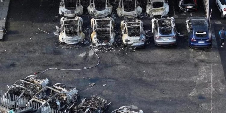 Romë/ Dyqani i Tesla-s përfshihet nga flakët, 16 makina të shkatërruara! Elon Musk: Është terrorizëm