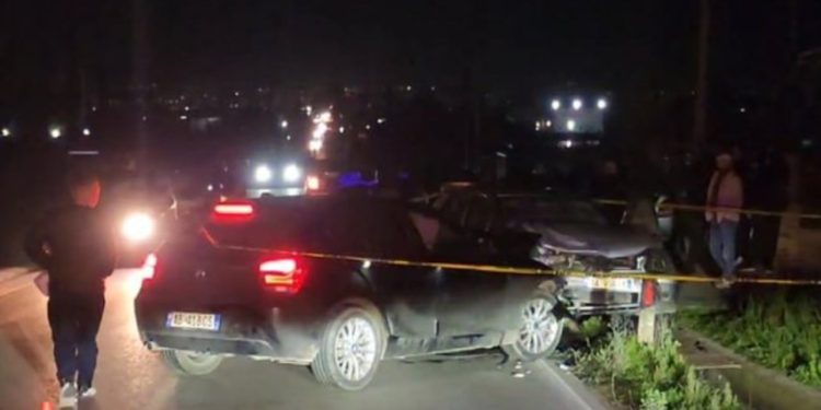 Aksident në Fier/ Përplasen tre makina, dërgohen në spital të lënduarit