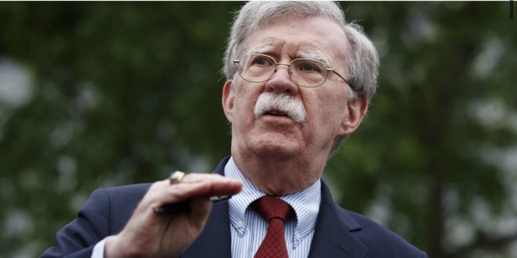 John Bolton: Reagan u rrotullua në varr kur dëgjoi Trump se i beson Putinit