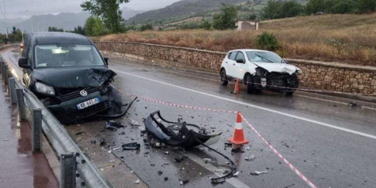 Aksident në Elbasan, plagosen 3 persona