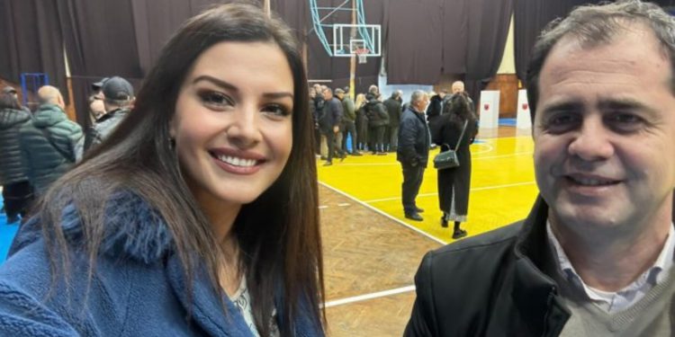 “Manifestim demokracie!” Pjesë e listës së primareve në Durrës, Floriana Garo: Radhët janë plot