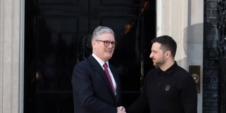 Kryeministri britanik takohet me Zelenskyn: Ne qëndrojmë me Ukrainën
