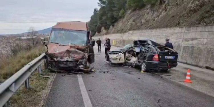 Aksidenti i rëndë në Peqin-Elbasan, humbin jetën nëna dhe djali