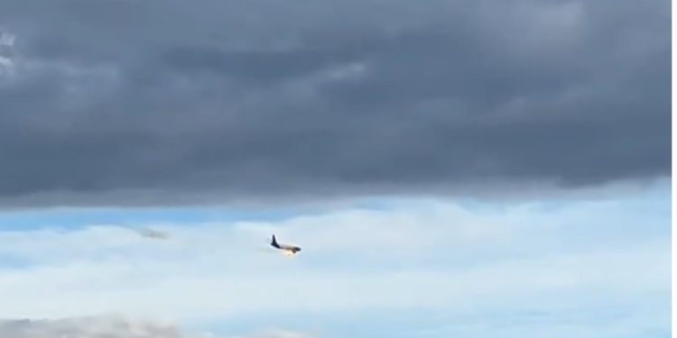 VIDEO/ E frikshme/ Çfarë po ndodh?! Avioni merr flakë në ajër 