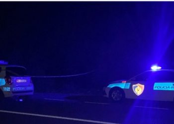 Makina del nga rruga në Tepelenë, plagoset shoferi