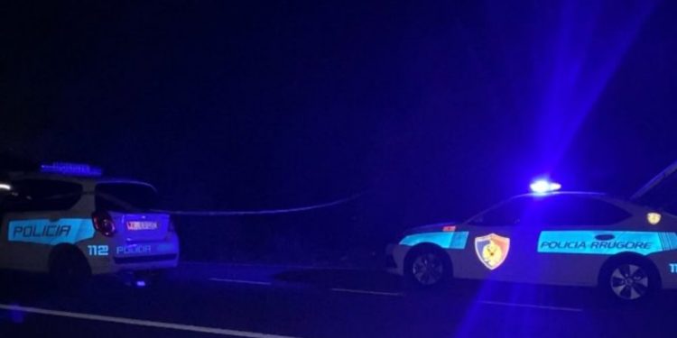 Makina del nga rruga në Tepelenë, plagoset shoferi