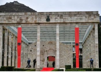 Simbol i bashkimit të shqiptarëve/ Sot 581-vjetori i Besëlidhjes së Lezhës, përurohet shtatorja e Skënderbeut