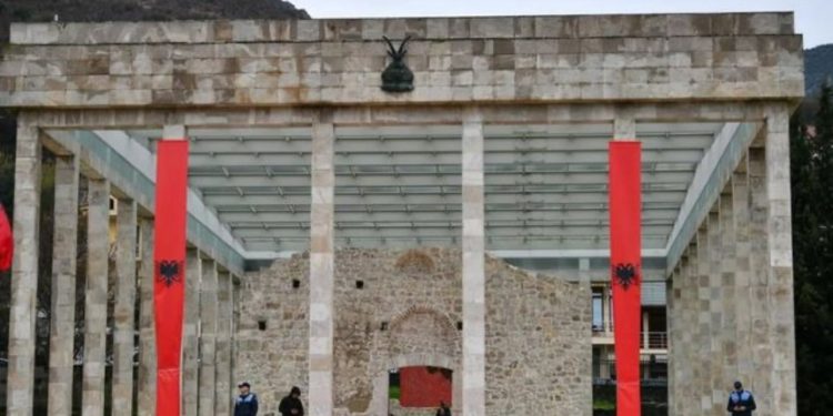 Simbol i bashkimit të shqiptarëve/ Sot 581-vjetori i Besëlidhjes së Lezhës, përurohet shtatorja e Skënderbeut